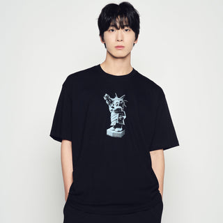 AC BEAR STATUE OF LIBERTY SHORT SLEEVE T-SHIRT BLACK