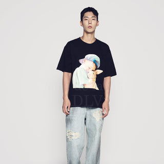 RABBIT HUG BOY BABY FACE SHORT SLEEVE T-SHIRT (OVERSEAS EXCLUSIVE) BLACK