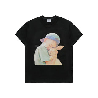 RABBIT HUG BOY BABY FACE SHORT SLEEVE T-SHIRT (OVERSEAS EXCLUSIVE) BLACK