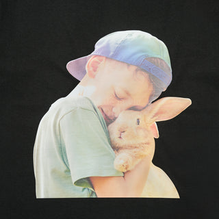 RABBIT HUG BOY BABY FACE SHORT SLEEVE T-SHIRT (OVERSEAS EXCLUSIVE) BLACK